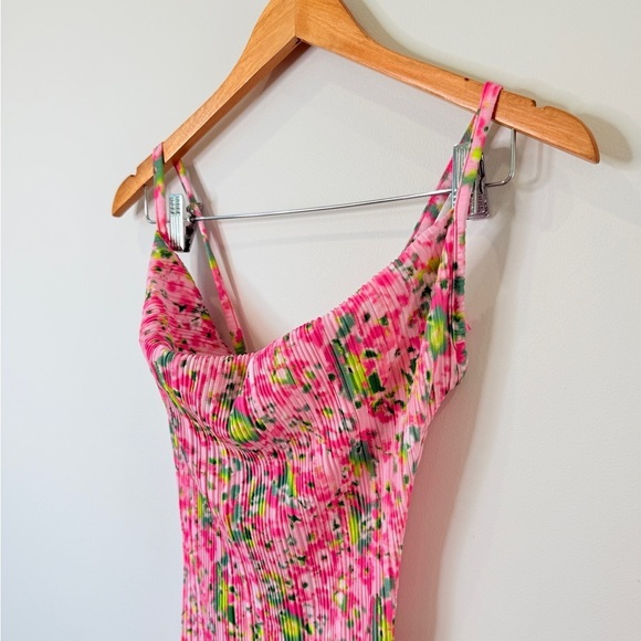 PrettyLittleThing Pink Abstract Printed Plisse Strappy Maxi Dress - Picture 4 of 7